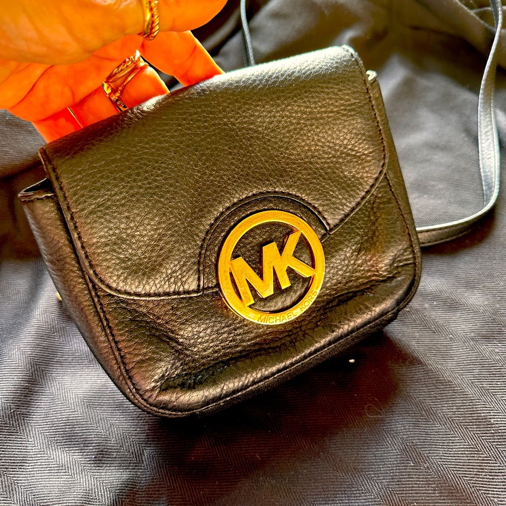 Michael KORS- MK classic crossbody black tan MINT CONDITION AND READY TO ROCK!!!